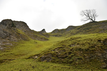 Fototapeta na wymiar A hiking trail through the beautiful Peak District countryside near Castleton, Derbyshire