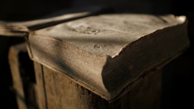 Libro antico con atmosfera calda e riposante