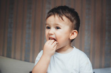 the child at home, at home eating Mandarin wedges, very happy