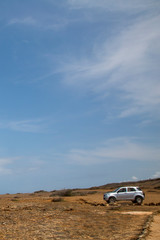 Fototapeta na wymiar Curacao - Shete Boka National Park- Jeep in der Wüste 