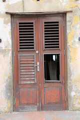 Mädchen vor zugemauerter Tür