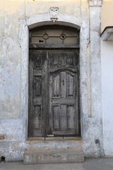 Fototapeta na wymiar Uralte Hauseingangstür auf Kuba (Karibik)