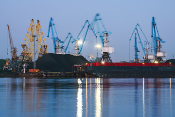 Fototapeta premium coal terminal at night