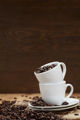 Kaffeebohnen in Espresso Tassen 