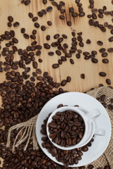 Kaffeebohnen in Espresso Tassen 