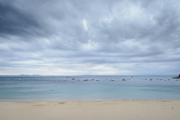 Fototapeta na wymiar Cielo nuboso en una playa de la Costa Brava, Cataluña