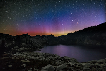 Fototapeta na wymiar northern lights above mountain lake