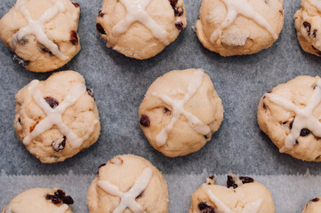 Fototapeta premium Homemade Hot Cross buns, spiced sweet buns with raisins and cross on top, traditionally eaten in the UK and other Christian countries for easter celebrations on Good Friday after lent