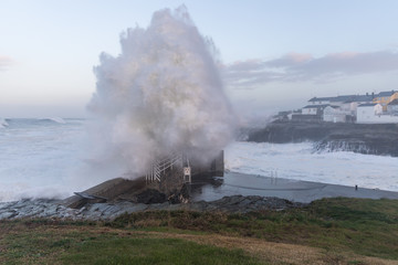 Fototapeta na wymiar the sea crashes hard on the coasts of Galicia, with beautiful impressive waves, worthy of contemplation