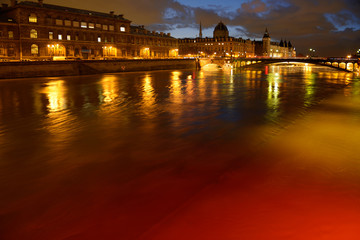 Fototapeta premium Paryż na powodzi, styczeń 2018. Nocny widok z Pont d'Arcole