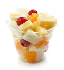 Crédence de cuisine en verre imprimé Fruits Salade de morceaux de fruits frais dans une tasse en plastique