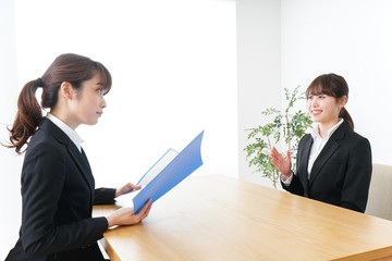 面接を受けるスーツ姿の女性