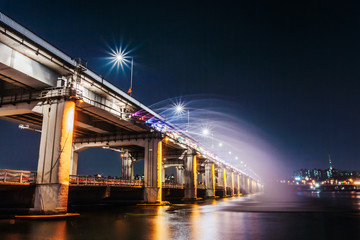 Fototapeta na wymiar Large bridge over the Han River
