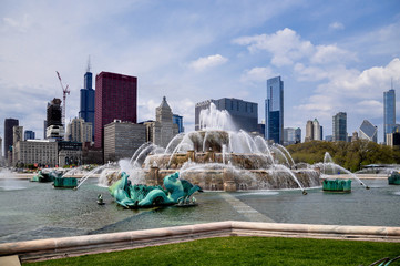 Buckingham Fountain with Chicago skyline in the background