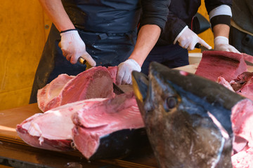二十日えびすのマグロ解体ショー