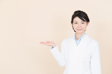 案内をする白衣の女性