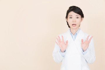 驚く白衣の女性