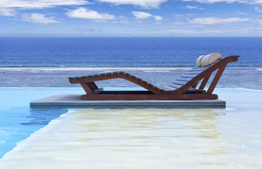 Obraz premium piscine à débordement avec vue sur lagon