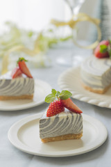 苺と黒胡麻でつくるゼブラ模様のチーズケーキ