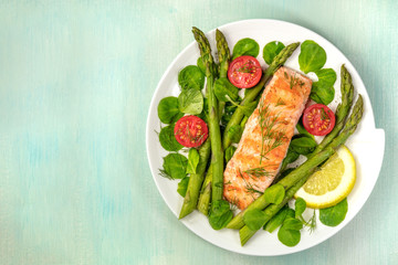 Grilled salmon with asparagus and green salad