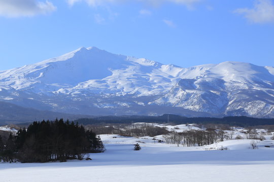 早春の鳥海山　にかほ市　Mt.Chokai in early spring / Nikaho, Akita, Japan	