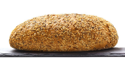 Ganzes Brot, Vollkornbrot, Weltmeisterbrot auf Schieferplatte, isoliert