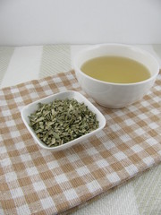 Olivenblättertee in der Tasse