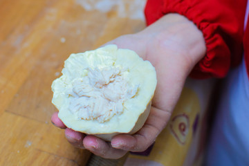 the process of cooking children's baskets of tomatoes and cheese