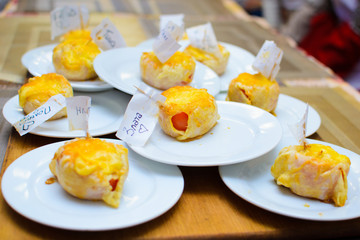the process of cooking children's baskets of tomatoes and cheese