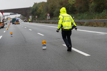 Polizei sperrt Autobahn nach Unfall
