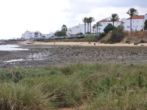 Cabanas de Tavira en Portugal, localidad costera de Tavira en el distrito de Faro, región del Algarve