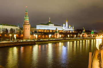 Obraz premium Illuminated Moscow Kremlin and Moscow river in winter evening, Russia