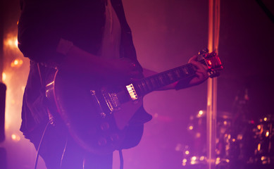 Naklejka premium Electric guitar player on a stage