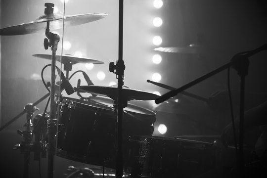 Live music photo, drum set with cymbals