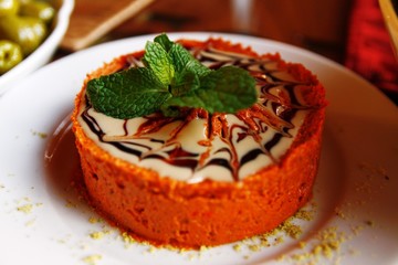 Hummus, orientalische Spezialität  aus pürierten Kichererbsen und Sesam, serviert in einem Restaurant der Dubai Marina