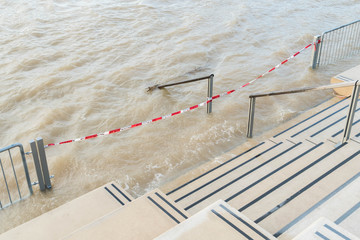 Rheintreppe im Hochwasser