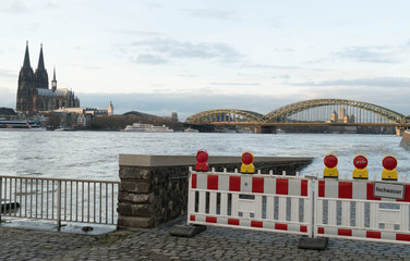 Köln Hochwasser am Rheinufer mit Absperrung