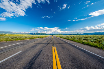 Naklejka premium Empty open highway in Wyoming
