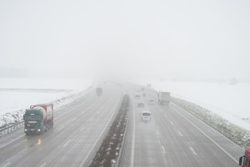 Autobahn im Winter 