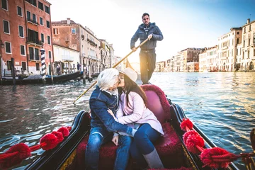 Fensteraufkleber Paar segelt auf einer venezianischen Gondel © oneinchpunch