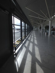 空港の窓から差し込む日光