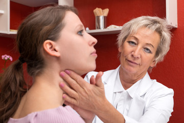 Ärztin bei einer Untersuchung der Lymphknoten am Hals