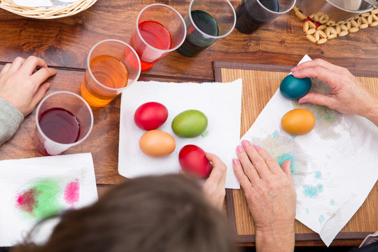 Zwei Frauen f&auml;rben Eier in verschiedenen Farben, Konzept Ostern und Ostereier