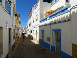 Fototapeta premium Salema en el Algarve (Portugal) pueblo de pescadores situado a pie de playa entre Sagres y Lagos