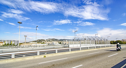 Paisaje urbano de carreteras y calles en Barcelona, Catalunya, España