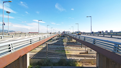 Paisaje urbano de carreteras y calles en Barcelona, Catalunya, España