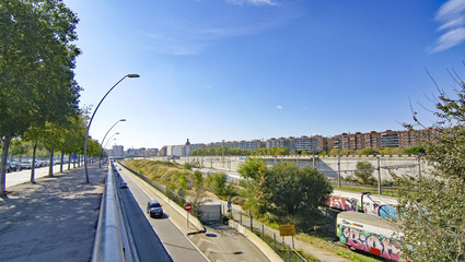 Paisaje urbano de carreteras y calles en Barcelona, Catalunya, España
