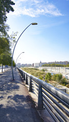 Paisaje urbano de carreteras y calles en Barcelona, Catalunya, España
