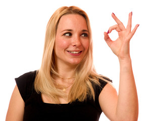 Attraktive junge Frau zeigt ok 