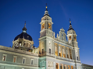 Fototapeta na wymiar Vista Nocturna Lateral de la Fachada Frontal y la Cúpula de la Catedral de la Almudena de Madrid en la Hora Azul, España
